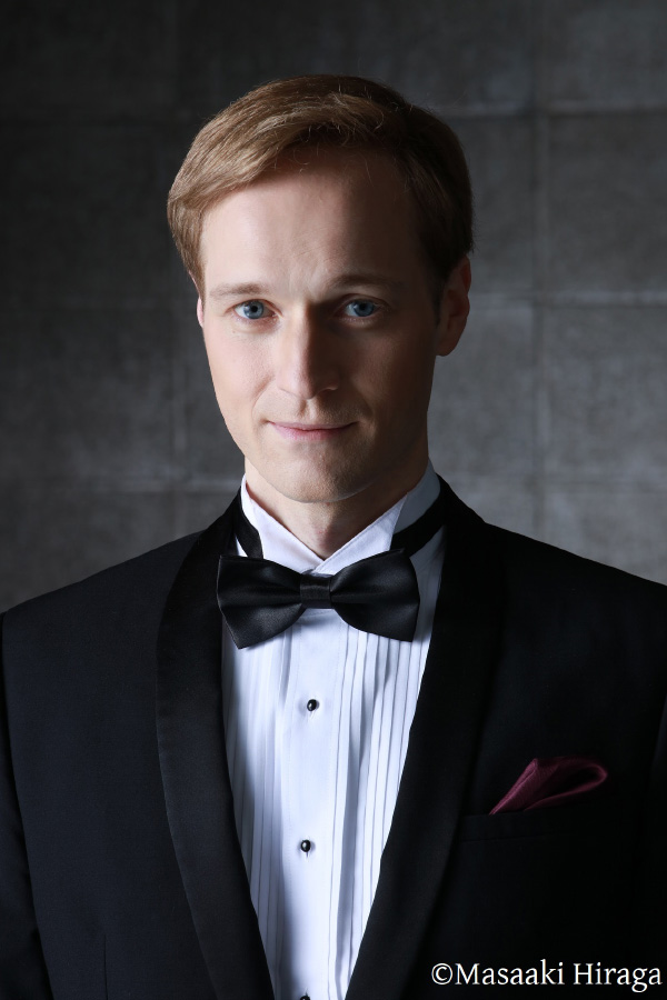 ヴィタリ・ユシュマノフ  Vitaly Yushmanov  (バリトン)