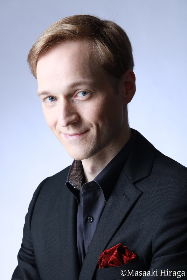 ヴィタリ・ユシュマノフ  Vitaly Yushmanov  (バリトン)